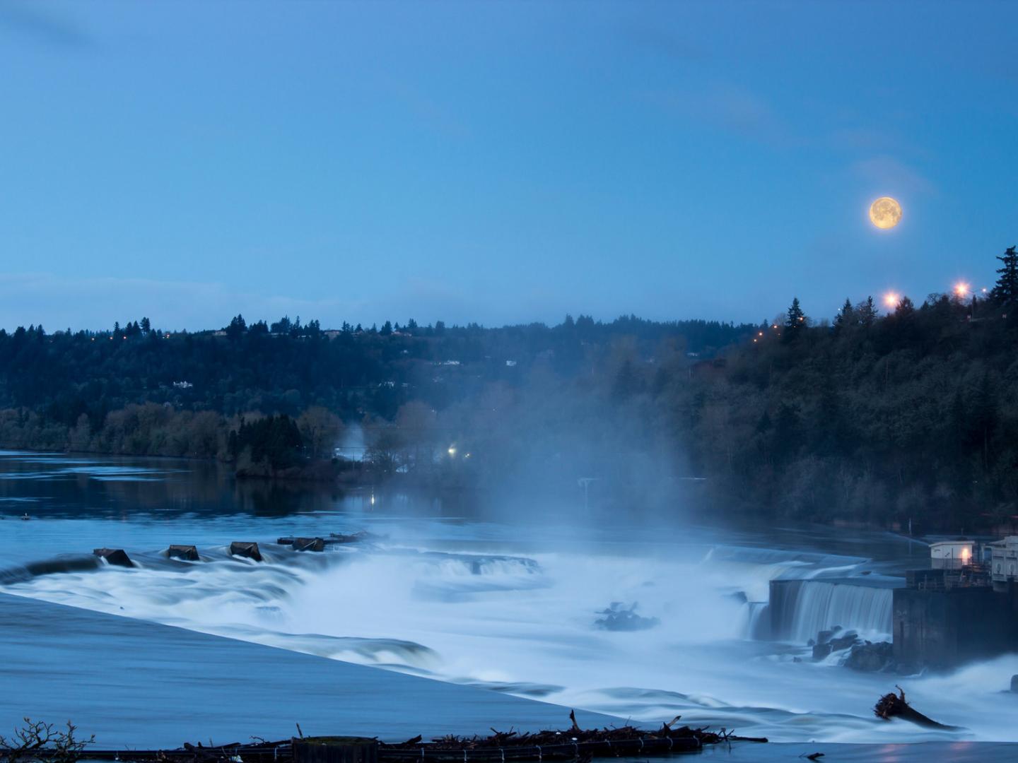 俄勒冈州波特兰附近的威拉米特瀑布，月光倾泻下的美景