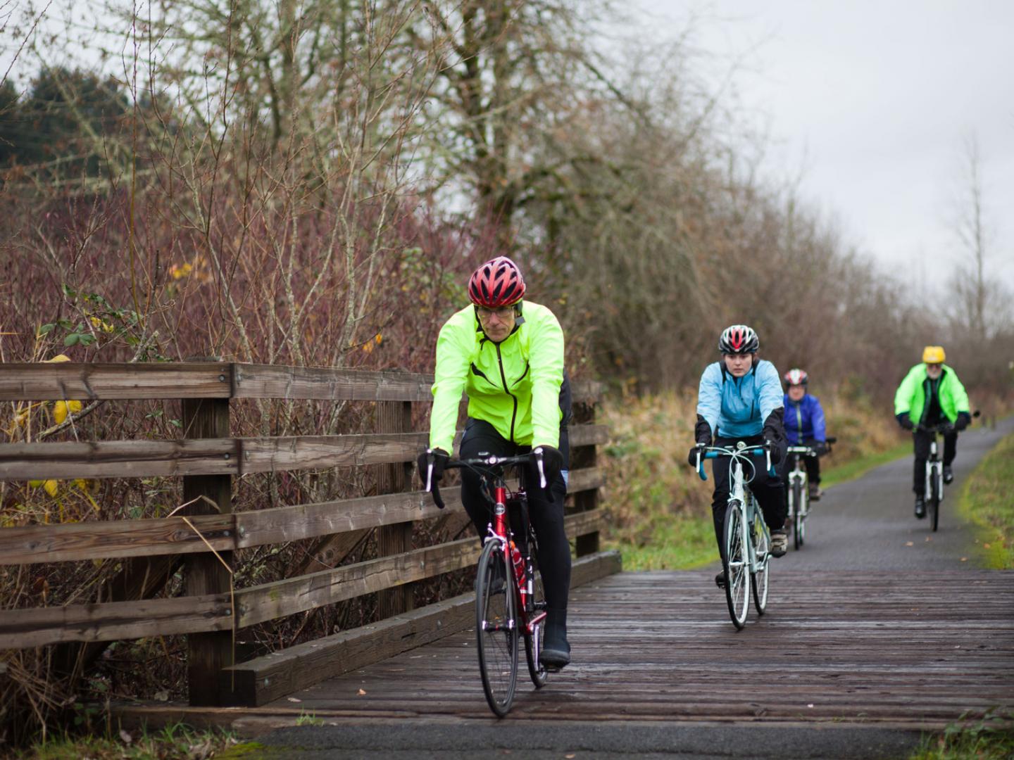 沿 Banks-Vernonia State Trail 国家小道骑行