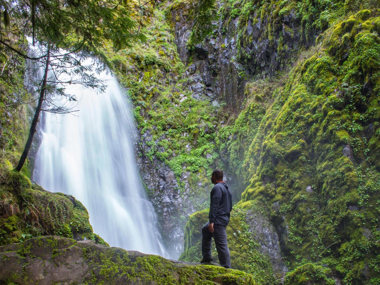 罗斯堡附近拥有“瀑布公路”美誉的 Rogue-Umpqua Scenic Byway 风景道