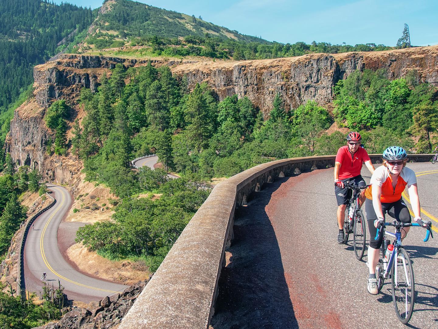 沿着哥伦比亚河公路骑行
