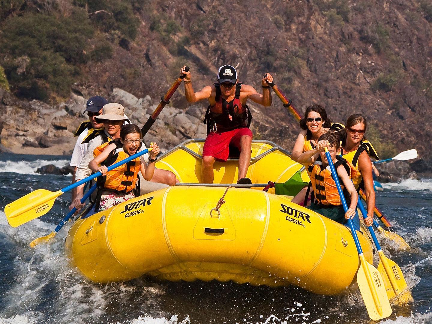 在罗格河白水漂流