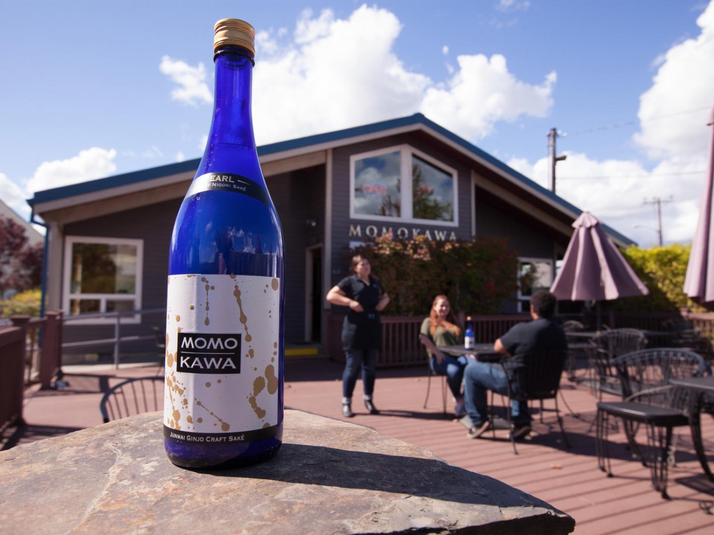 在 SakéOne 的户外露台上享用清酒