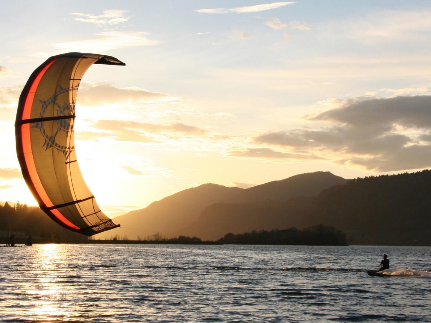 胡德里弗哥伦比亚河上的风筝冲浪