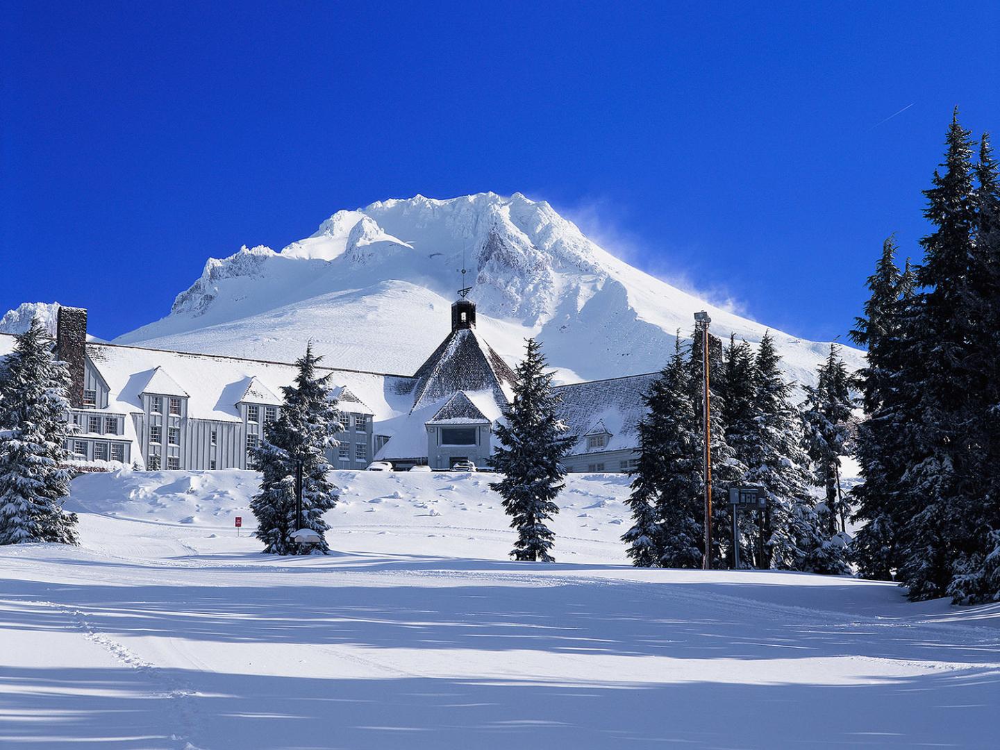 胡德山的林界小屋度假村隐匿在白雪皑皑的山坡上