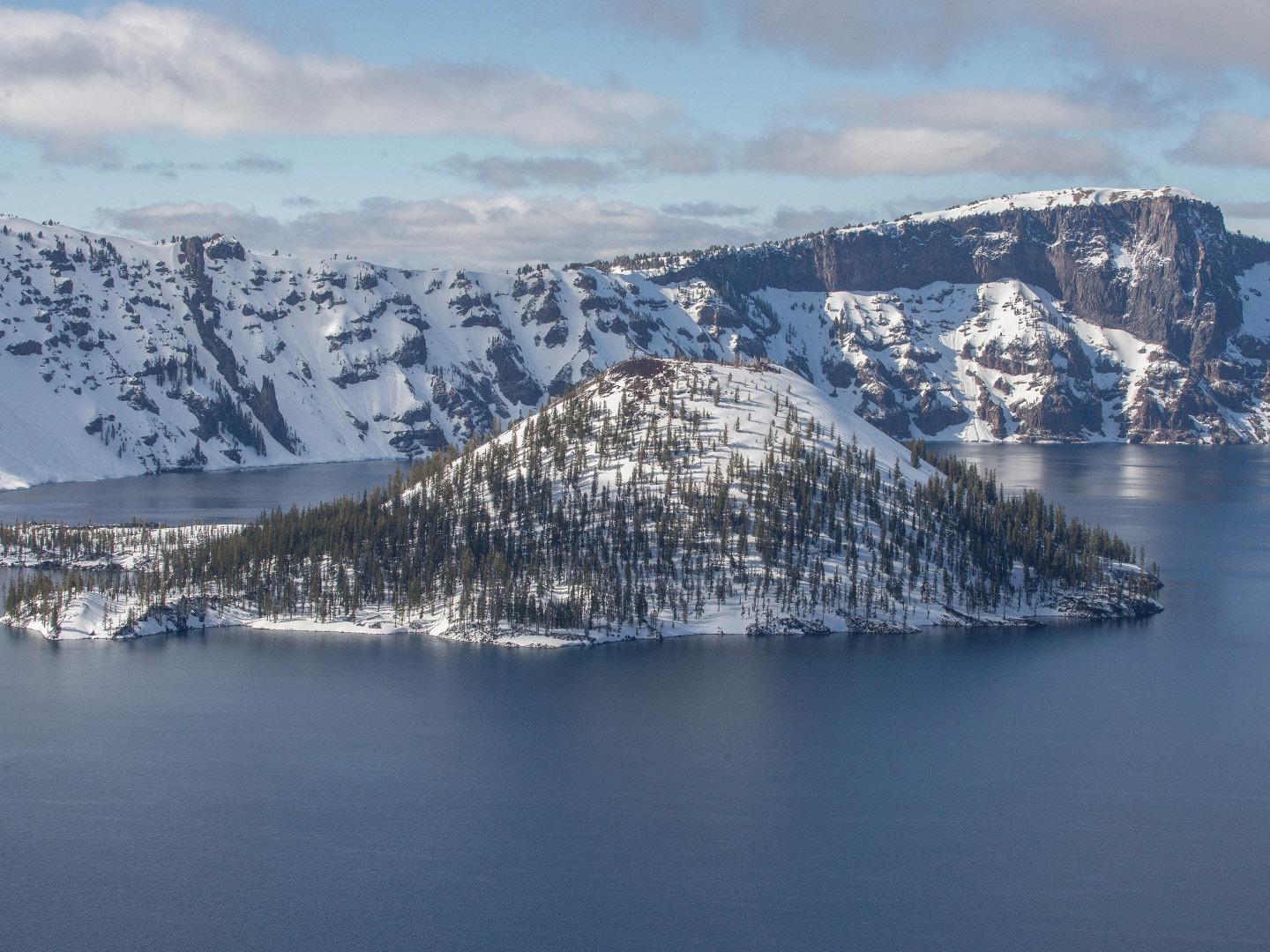 白雪覆盖的火山口湖国家公园景观