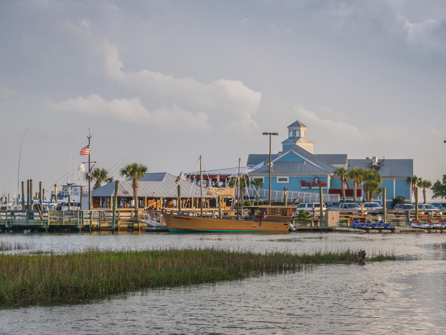 默雷尔斯因莱特区 MarshWalk 木板路的景观 默雷尔斯因莱特区 MarshWalk 木板路的景观