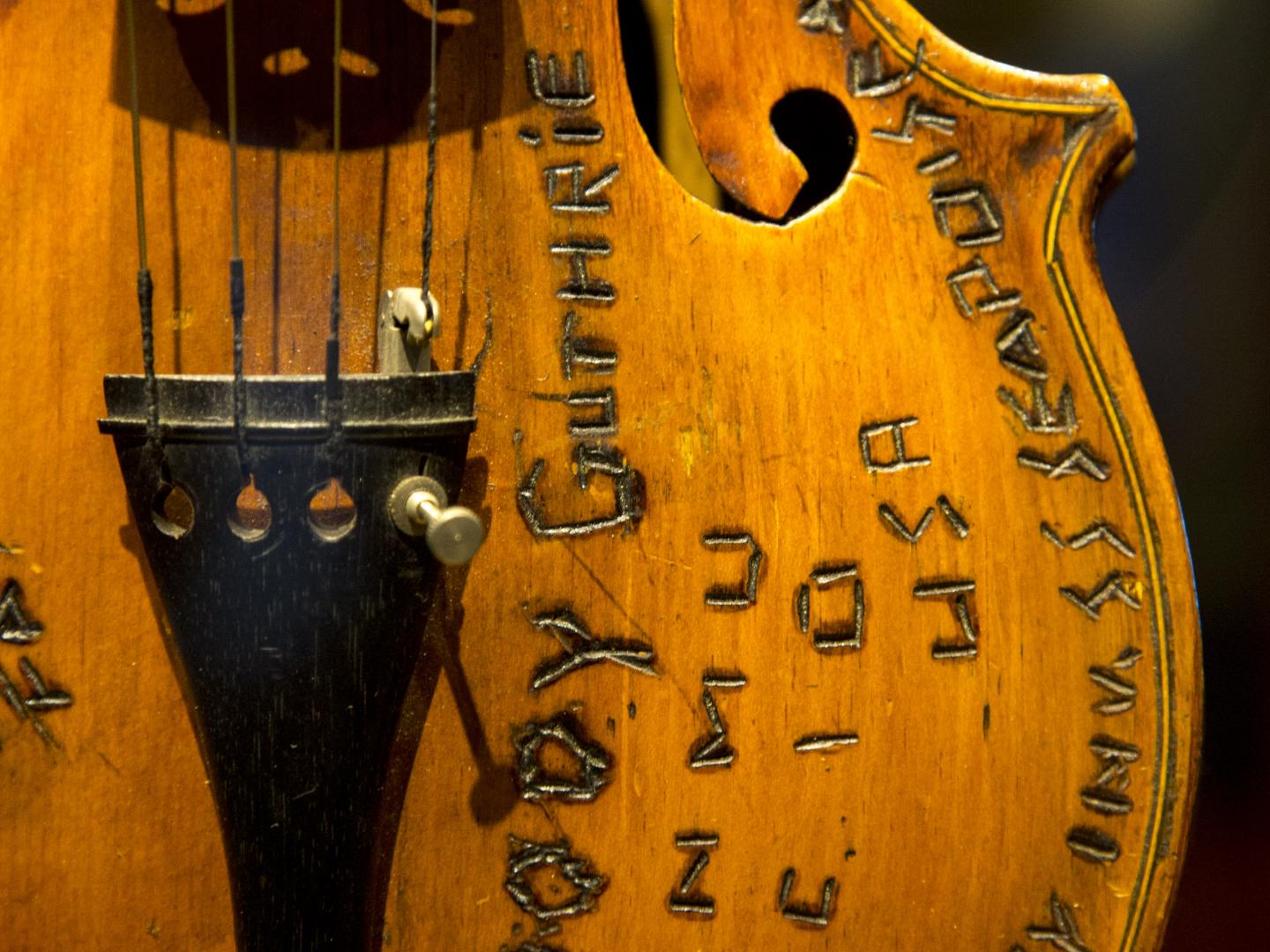 塔尔萨伍迪·格斯里中心展出的一把吉他 塔尔萨伍迪·格斯里中心展出的一把吉他