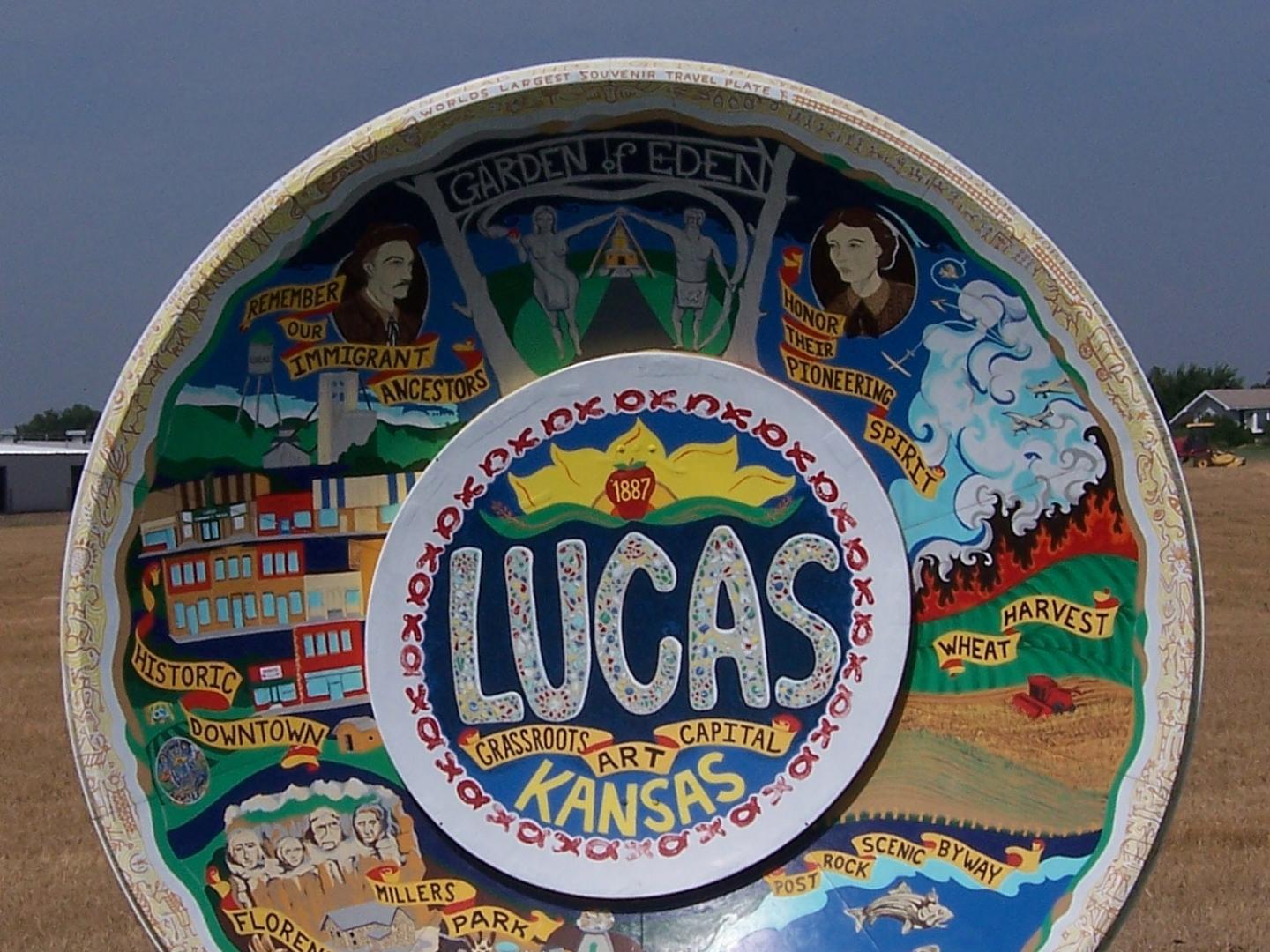 由碟形卫星天线改造而成的艺术品欢迎游客来到堪萨斯州卢卡斯。