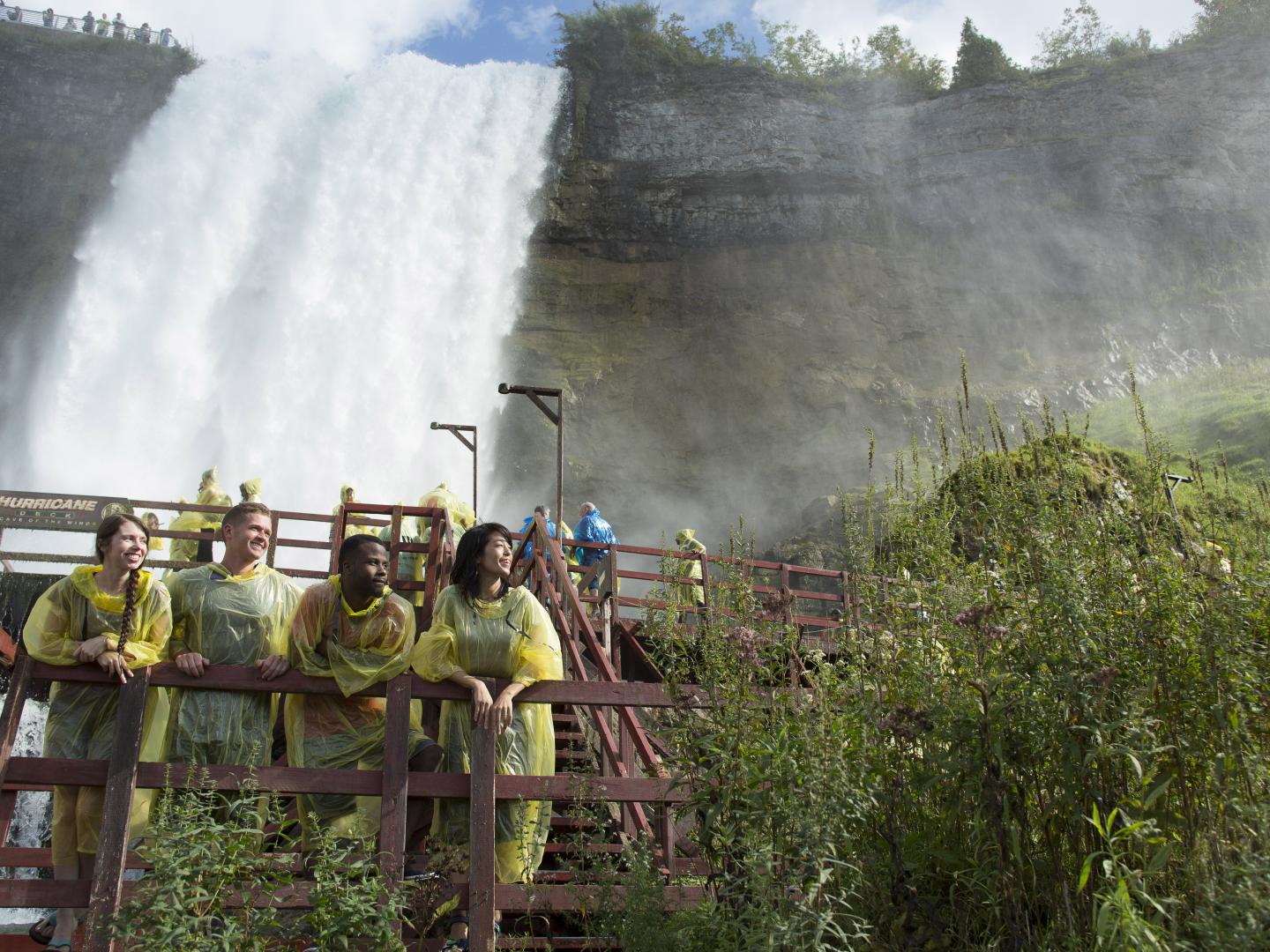 在纽约州的尼亚加拉大瀑布州立公园 (Niagara Falls State Park) 体验一场风洞 (Cave of the Winds) 之旅 在纽约州的尼亚加拉大瀑布州立公园 (Niagara Falls State Park) 体验一场风洞 (Cave of the Winds) 之旅