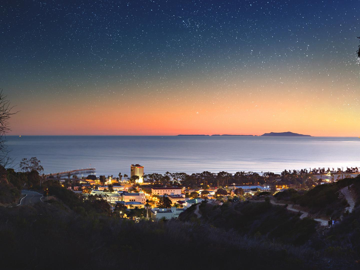 从加利福尼亚州文图拉植物园欣赏文图拉和太平洋的美丽风景