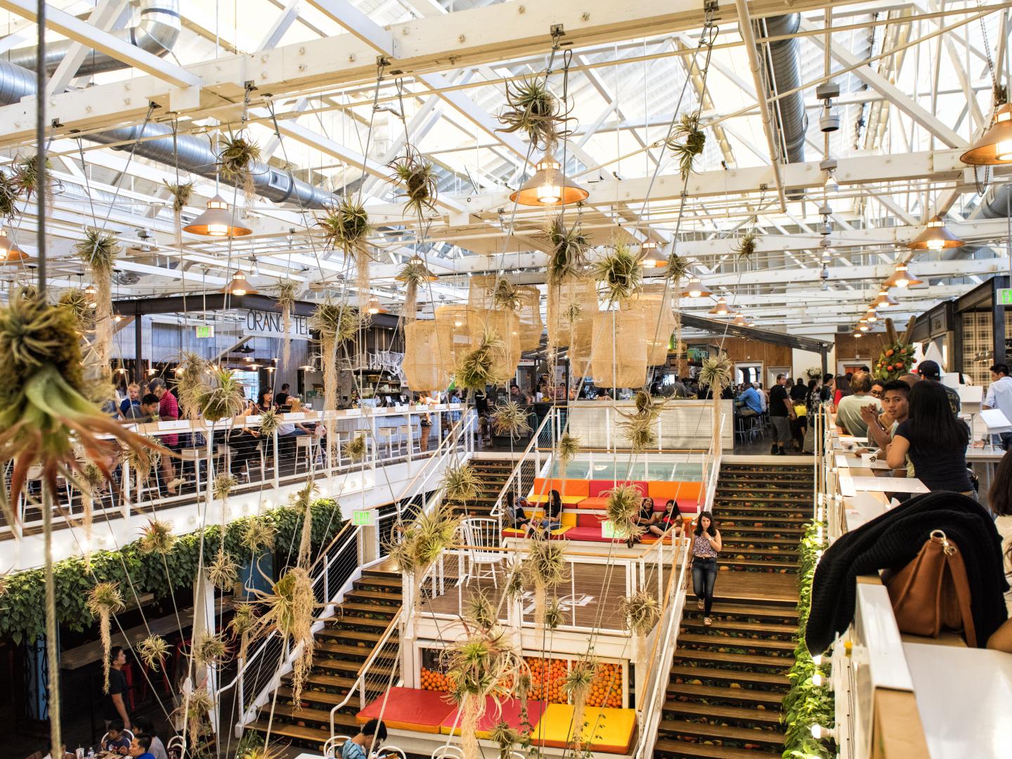 加利福尼亚州安纳海姆包装工厂美食城的内部景观