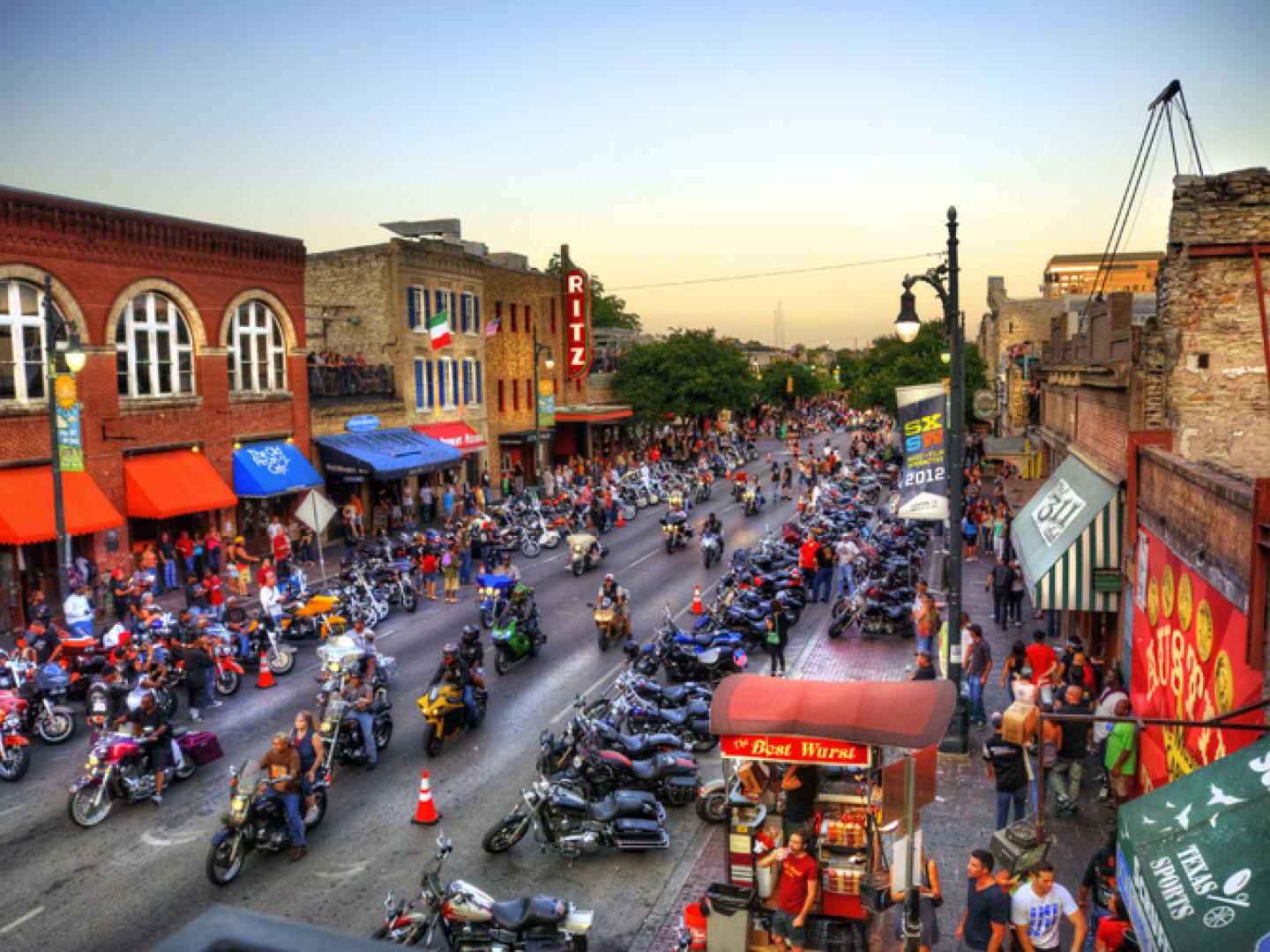 德克萨斯州奥斯汀第六街在召开活动时的航拍景观 德克萨斯州奥斯汀第六街在召开活动时的航拍景观