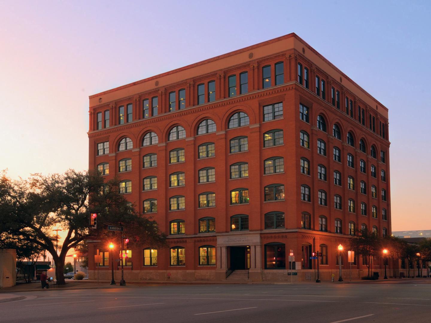 德克萨斯州达拉斯第六层博物馆黄昏时分的外观 德克萨斯州达拉斯第六层博物馆黄昏时分的外观