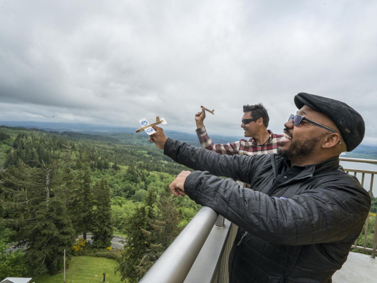 在俄勒冈州阿斯托利亚圆柱观景台放飞滑翔机模型