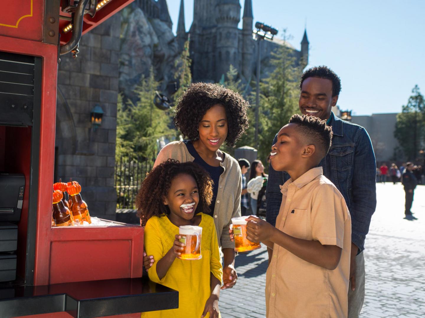 一家人在 The Wizarding World of Harry Potter™ 畅饮 Butterbeer™