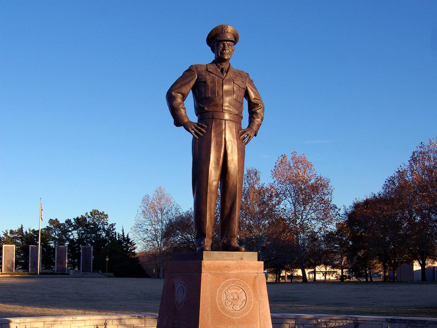 德怀特 D.艾森豪威尔的雕像伫立在堪萨斯州阿比林的总统图书馆和博物馆外