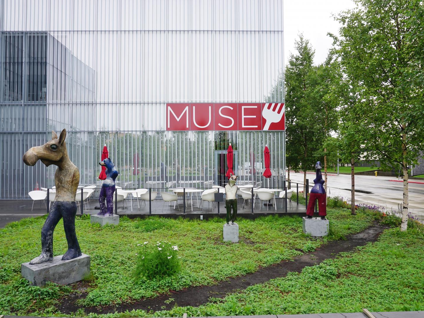 阿拉斯加州安克雷奇博物馆外的雕塑