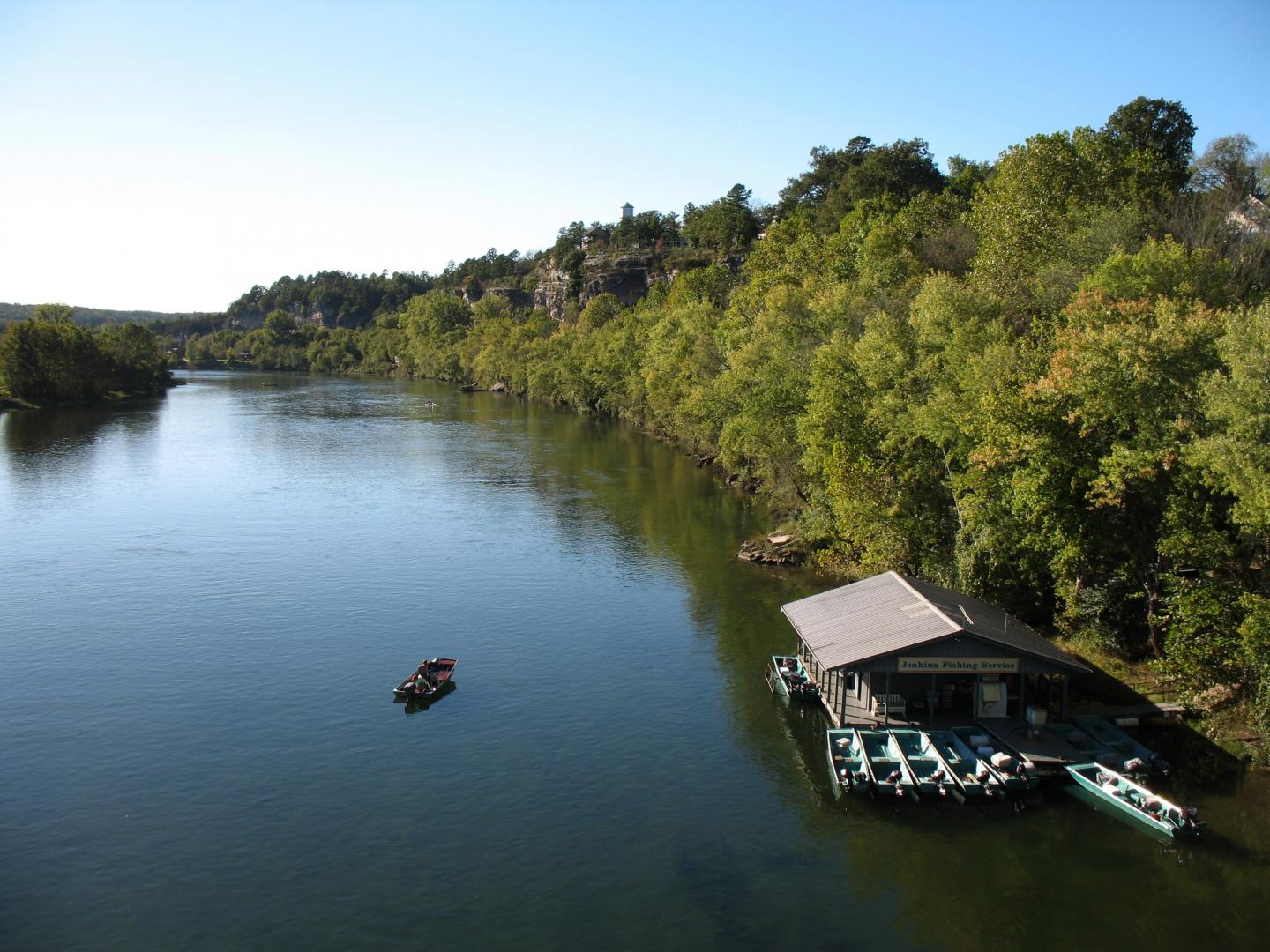 在阿肯色州的怀特河上垂钓