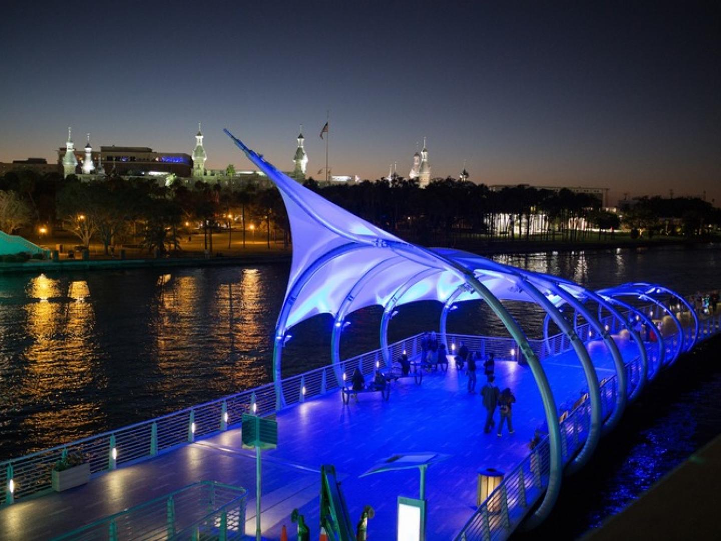 黄昏时分在佛罗里达州坦帕沿着河滨步道游览 黄昏时分在佛罗里达州坦帕沿着河滨步道游览