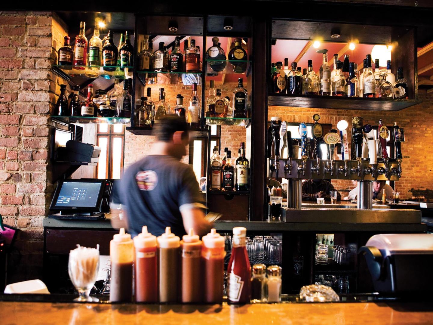 密西根州底特律科尔克敦街区的一个酒吧 密西根州底特律科尔克敦街区的一个酒吧