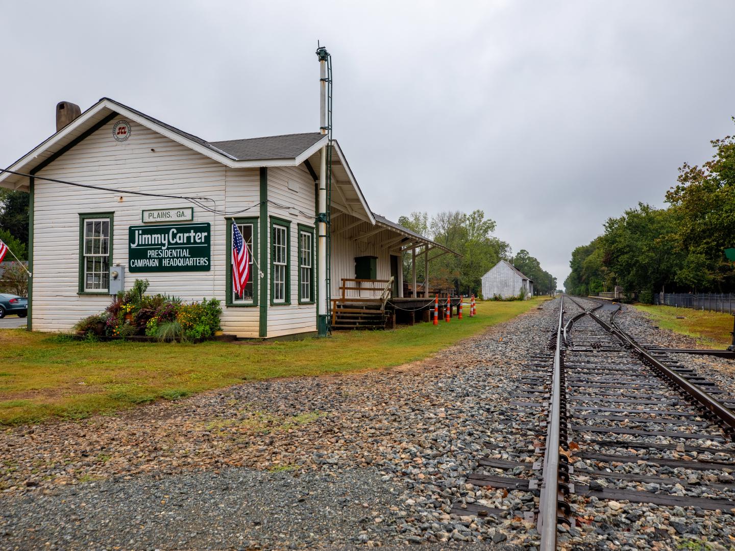 穿过佐治亚州普莱恩斯市中心的铁轨 穿过佐治亚州普莱恩斯市中心的铁轨