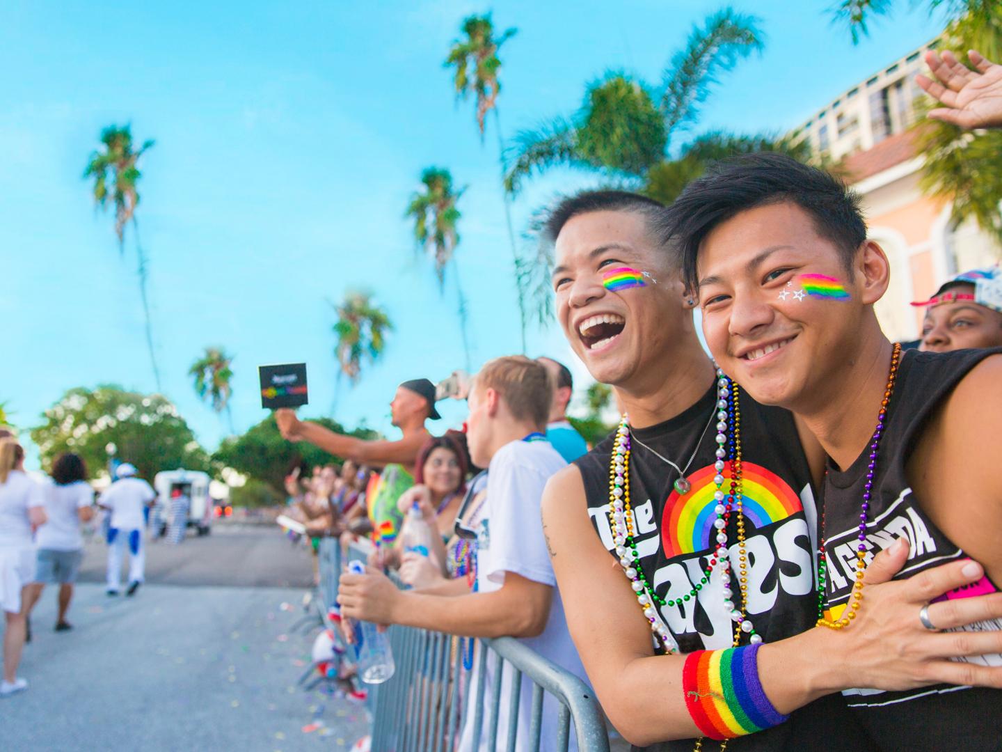 在佛罗里达州圣彼德斯堡豪华的泳池露台上小憩