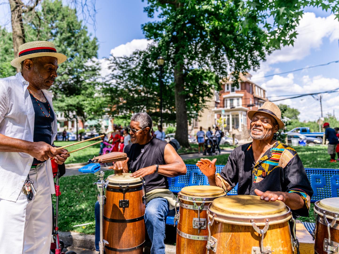 在宾夕法尼亚州费城的六月节游行上演奏音乐