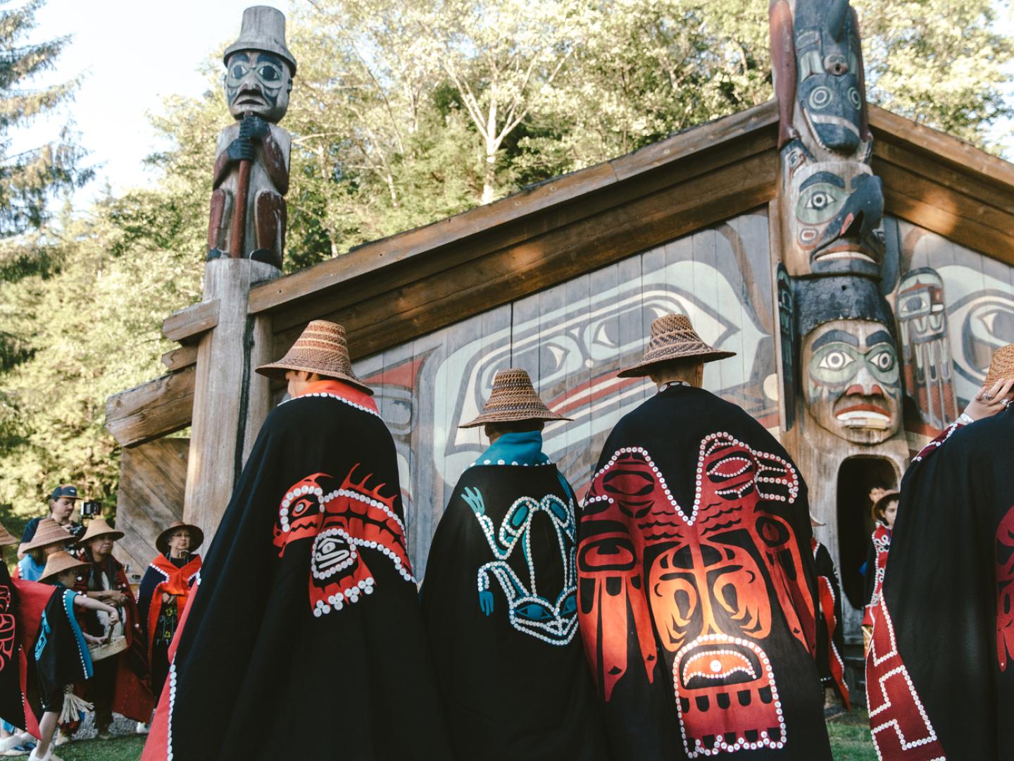 阿拉斯加州凯奇坎的传统海达族舞者