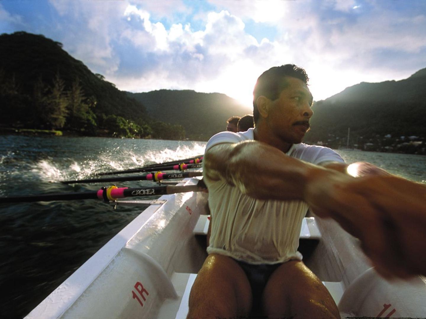 船员在萨摩亚划着 Fautasi 长艇