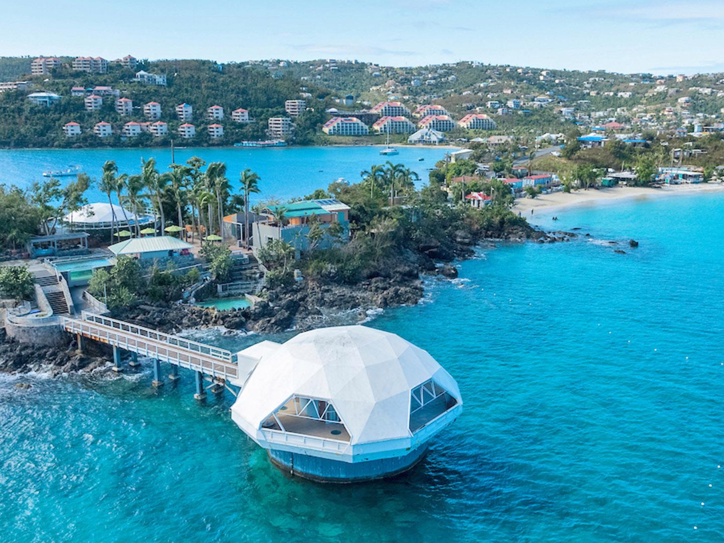 俯瞰美属维尔京群岛圣托马斯岛的珊瑚世界海洋公园