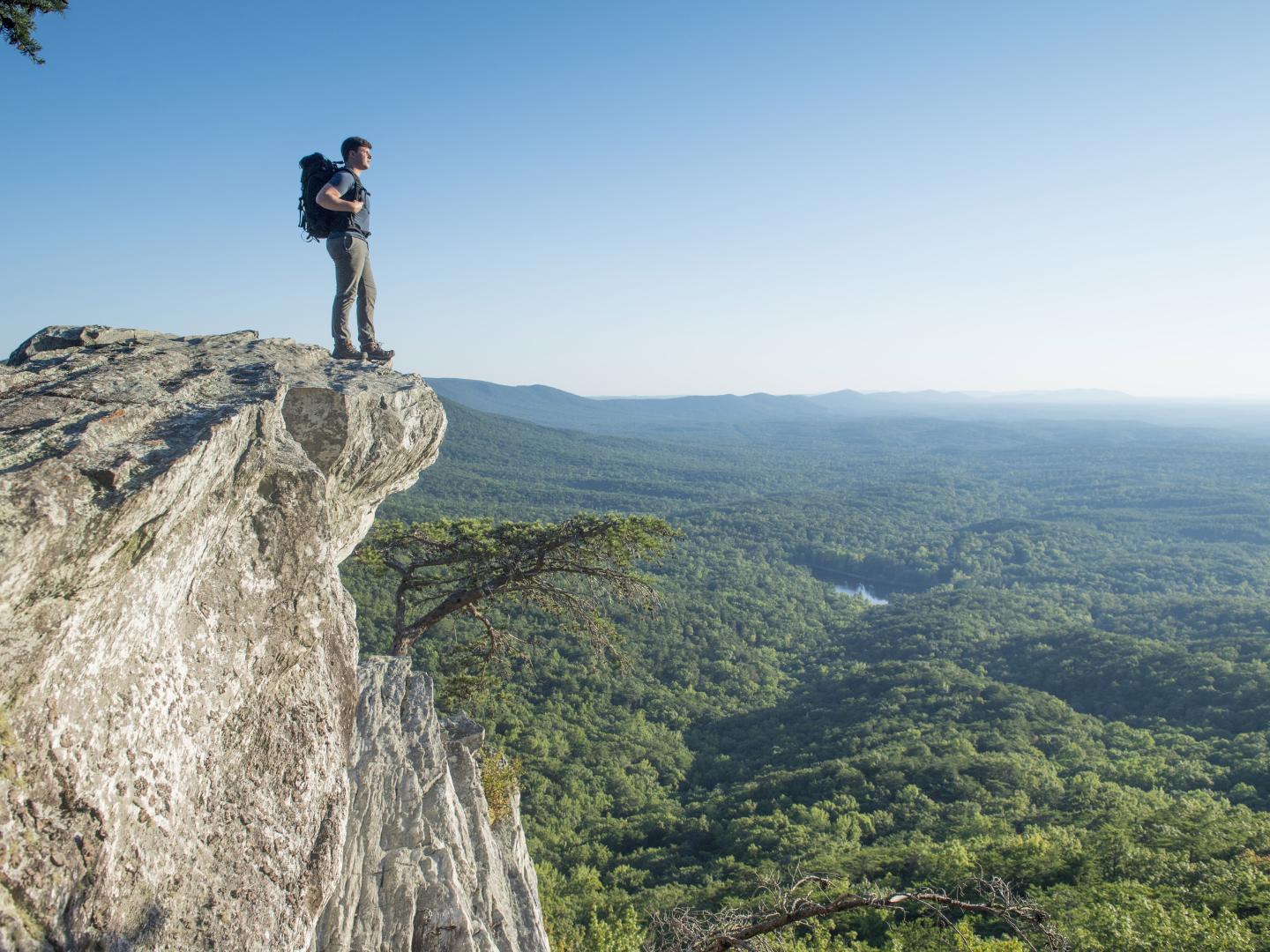 攀登阿拉巴马州的 Cheaha 山,欣赏沿迷人风光 攀登阿拉巴马州的 Cheaha 山,欣赏沿迷人风光