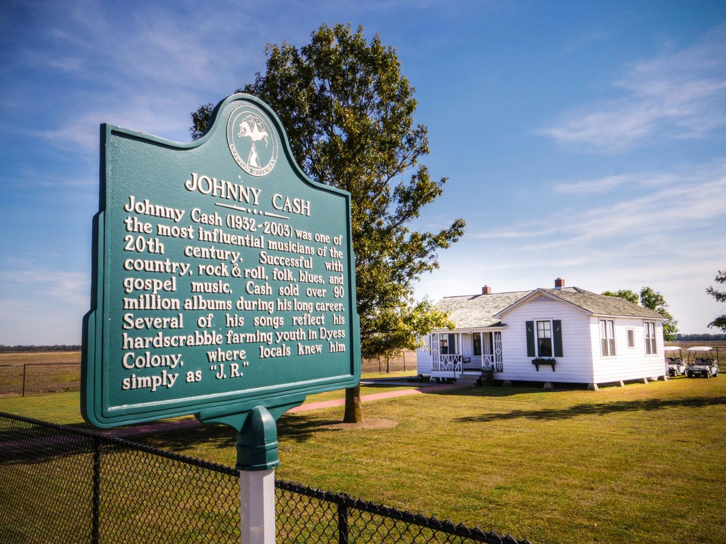 阿肯色州戴斯镇约翰尼•卡什少年时居所外部的签名