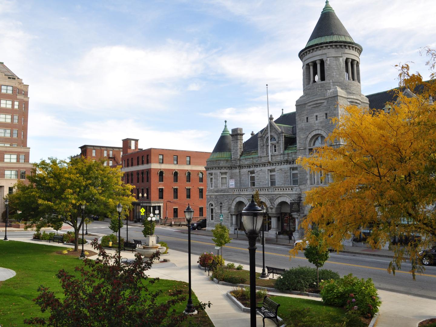 位于缅因州奥古斯塔 (Augusta) 市中心的旧联邦大楼 位于缅因州奥古斯塔 (Augusta) 市中心的旧联邦大楼