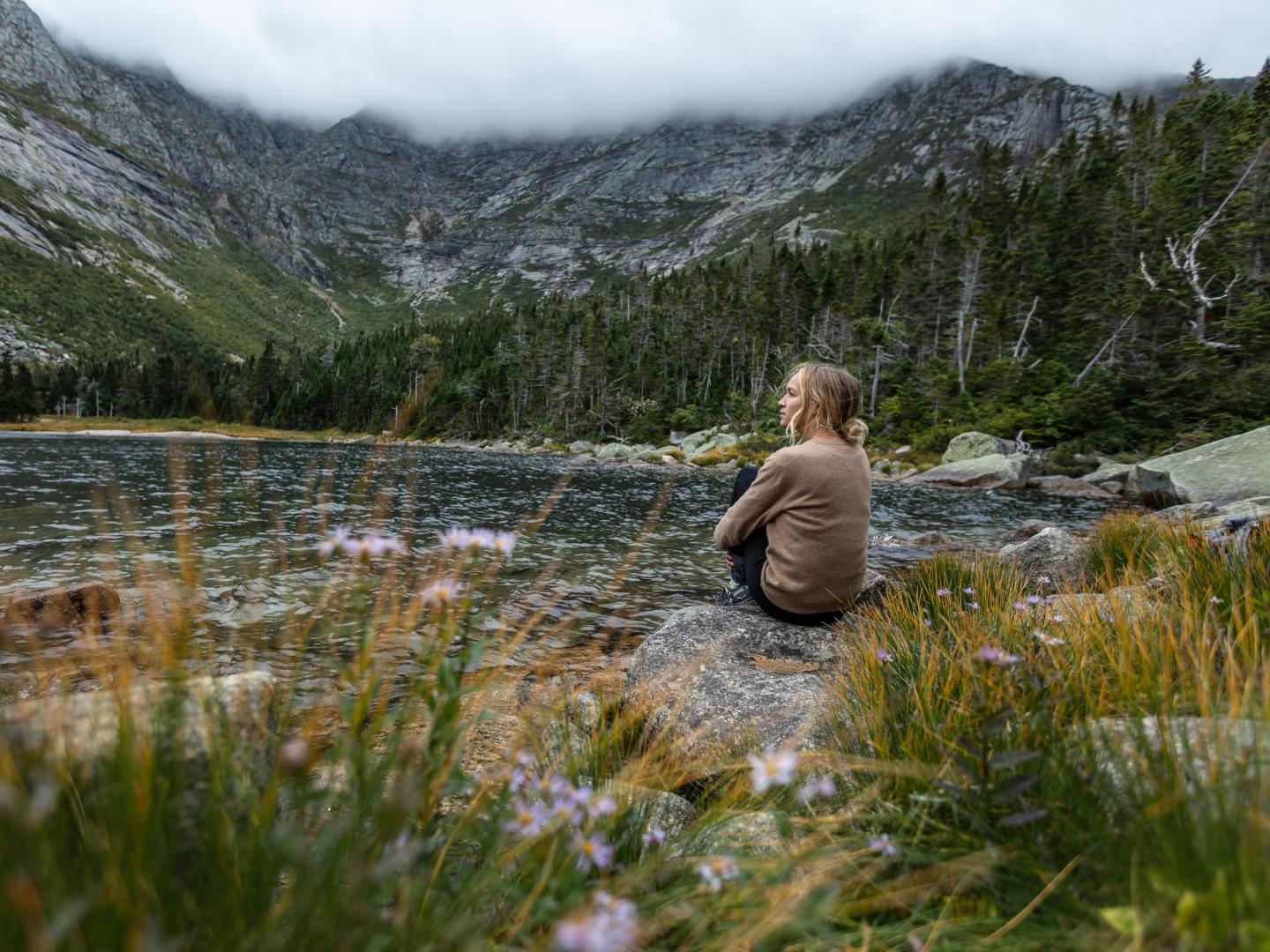在缅因州米利诺基特 (Millinocket) 的巴克斯特州立公园 (Baxter State Park),从奇敏尼湖 (Chimney Lake) 远眺群山美景 在缅因州米利诺基特 (Millinocket) 的巴克斯特州立公园 (Baxter State Park),从奇敏尼湖 (Chimney Lake) 远眺群山美景