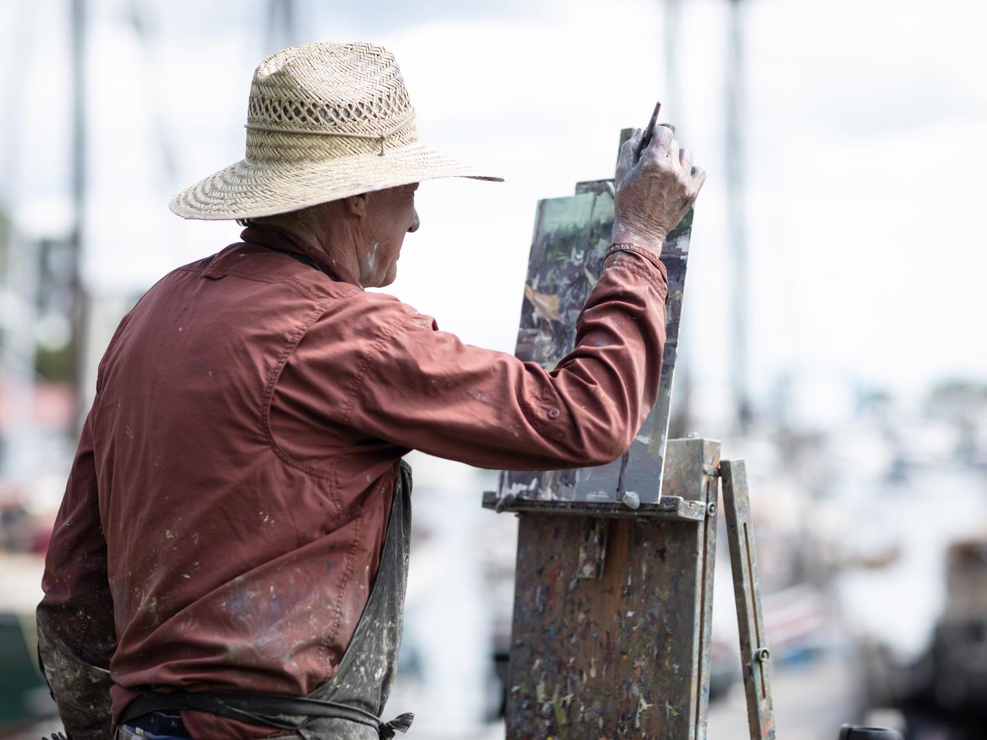 艺术家正在缅因州卡姆登 (Camden) 的一个码头上描摹“海景” 艺术家正在缅因州卡姆登 (Camden) 的一个码头上描摹“海景”