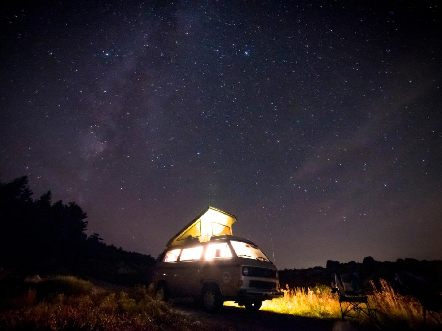 缅因州蓝山 (Blue Hill) 的星空下,安静地停放着一辆老式露营车 缅因州蓝山 (Blue Hill) 的星空下,安静地停放着一辆老式露营车