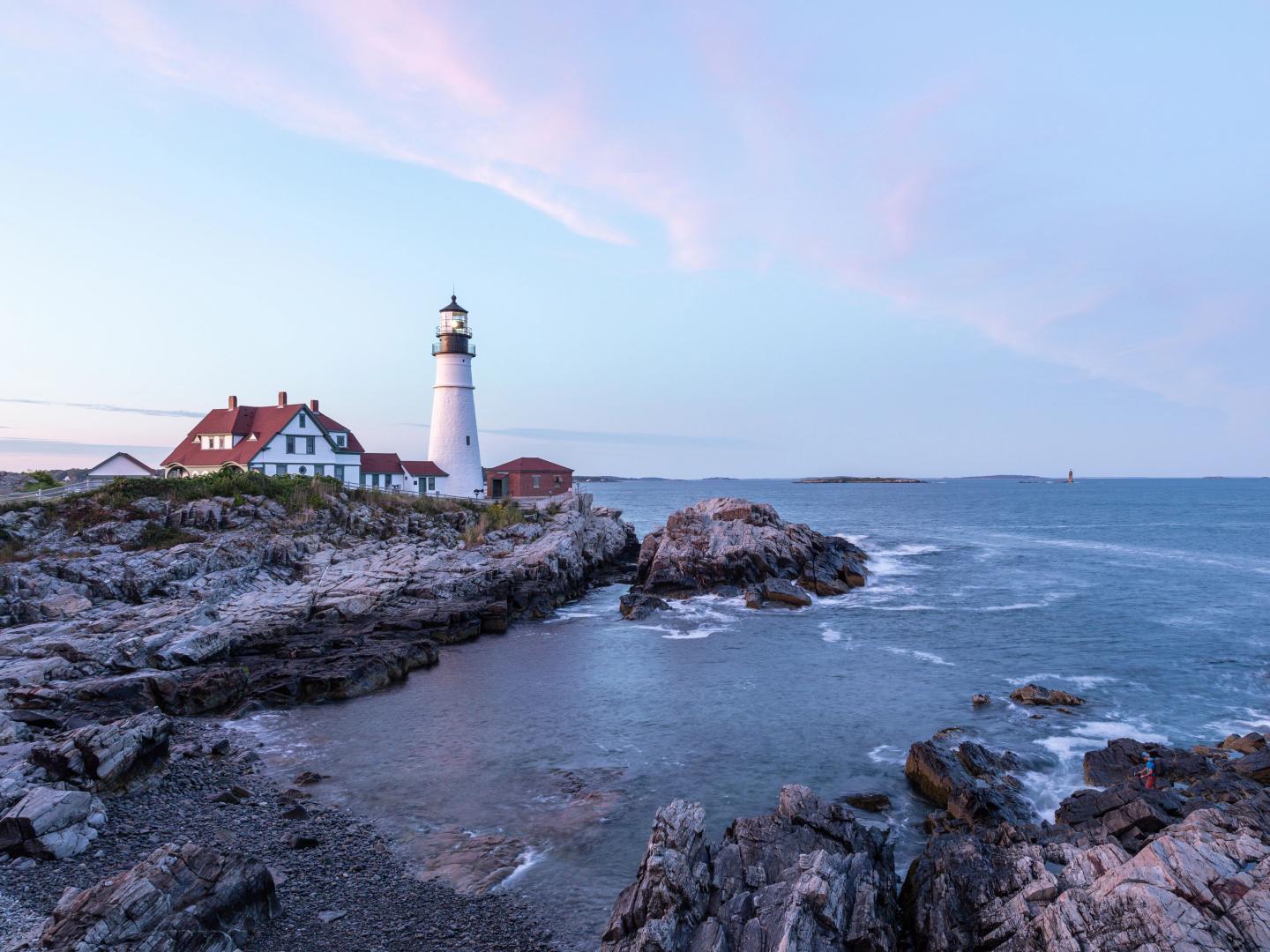 矗立在缅因州伊丽莎白角 (Cape Elizabeth) 岩石上的波特兰灯塔 矗立在缅因州伊丽莎白角 (Cape Elizabeth) 岩石上的波特兰灯塔