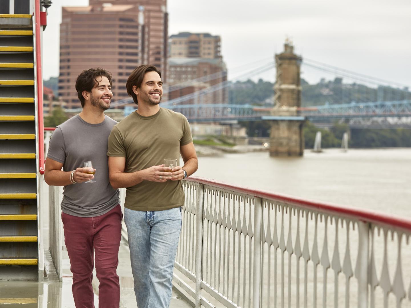 在肯塔基州纽波特俄亥俄河沿岸观赏美景