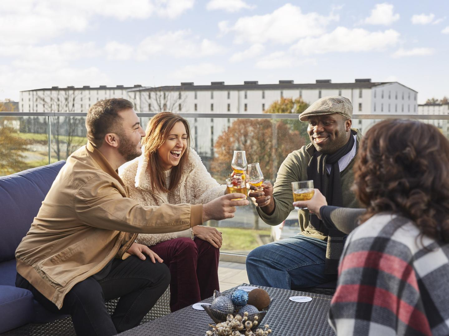 在肯塔基州巴兹敦天堂山酿酒厂的屋顶酒吧品鉴波本威士忌