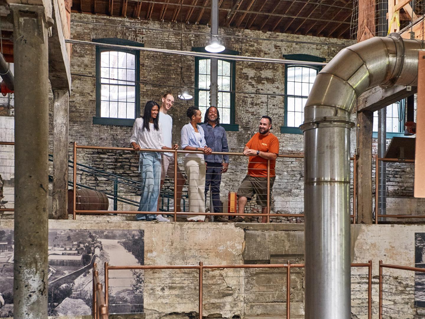 参观肯塔基州法兰克福的水牛足迹酿酒厂设施