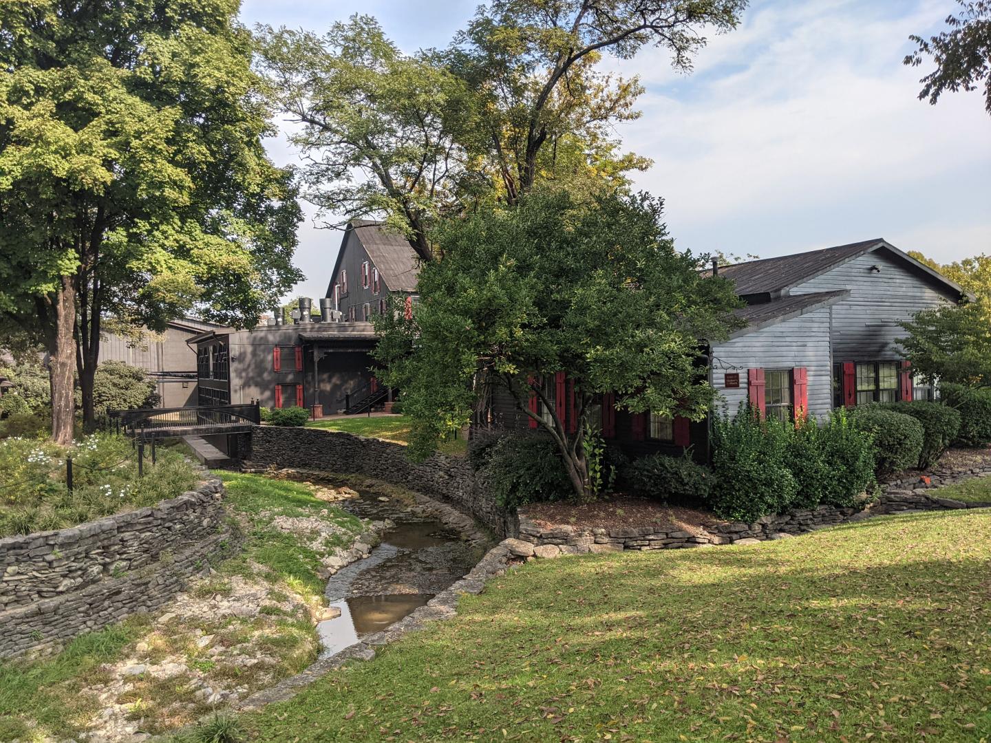 美格纯正酿酒厂俯瞰着肯塔基州洛雷托星山农场宁静的土地
