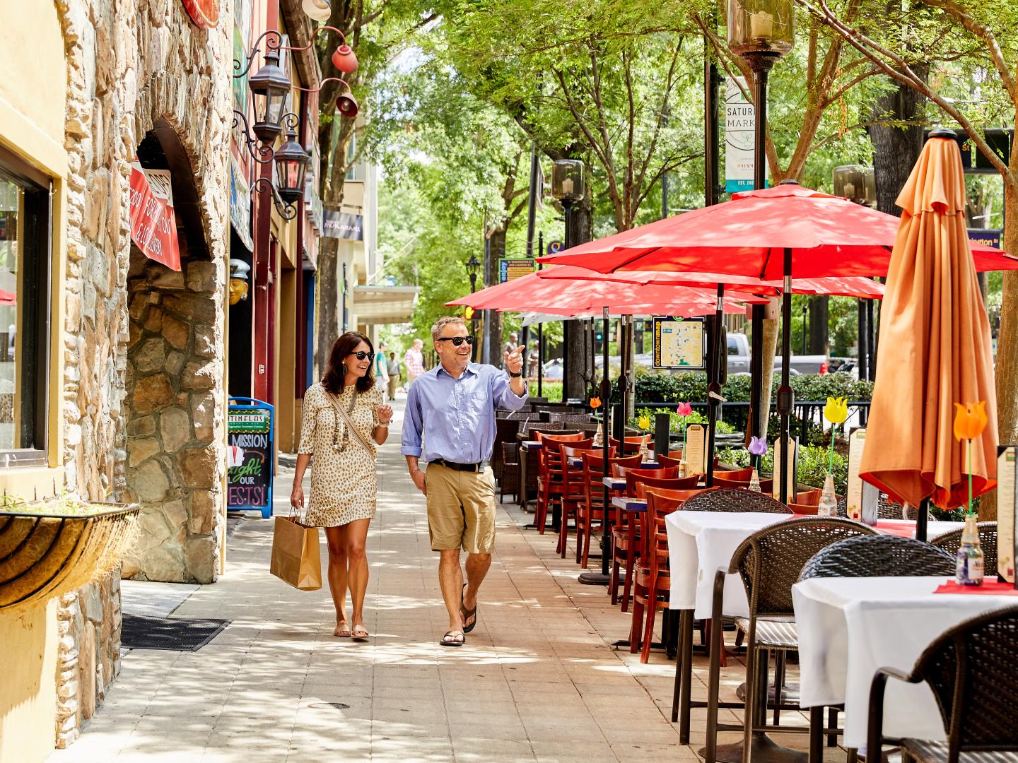 漫步经过南卡罗来纳州格林维尔市中心