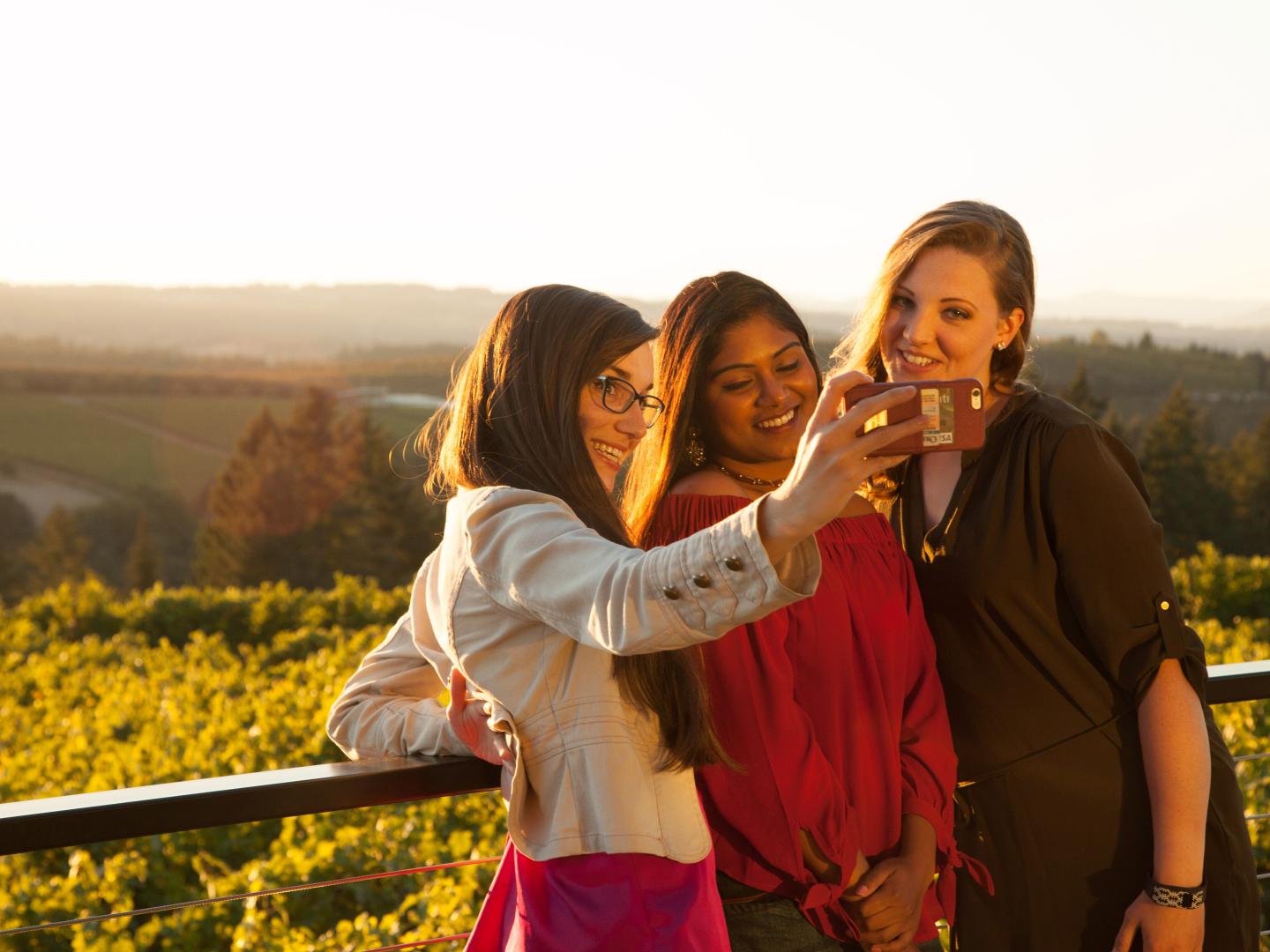 オレゴン州シャーウッドにあるポンジーヴィンヤーズで記念撮影