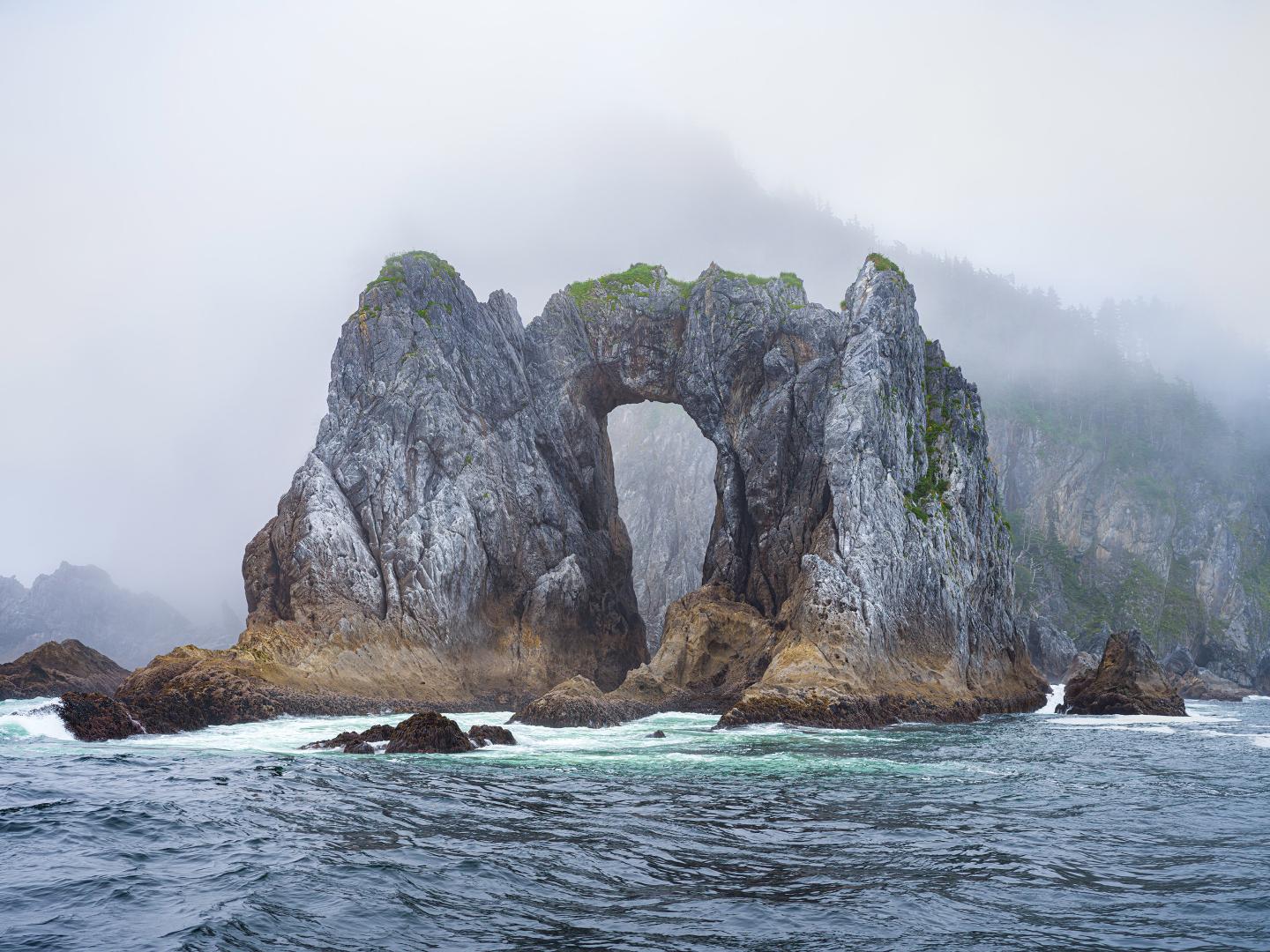 在阿拉斯加州的可奈峡湾国家公园，薄雾笼罩着壮丽的岩石景观