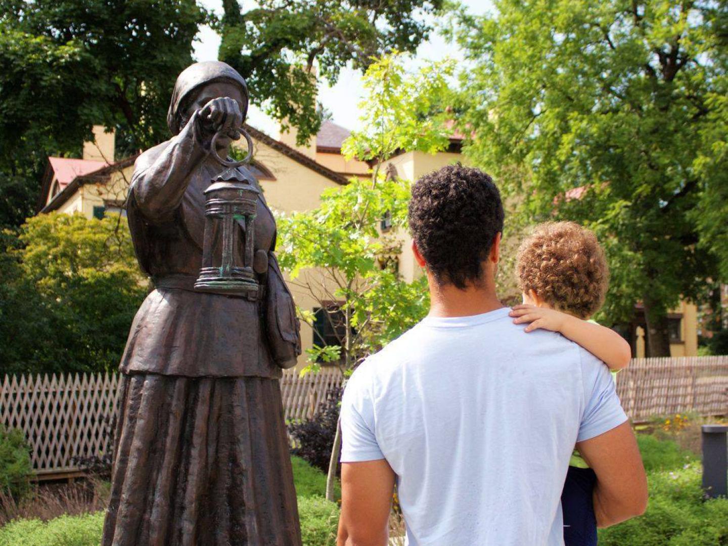 在纽约州奥本哈丽特·塔布曼故居欣赏塔布曼雕像