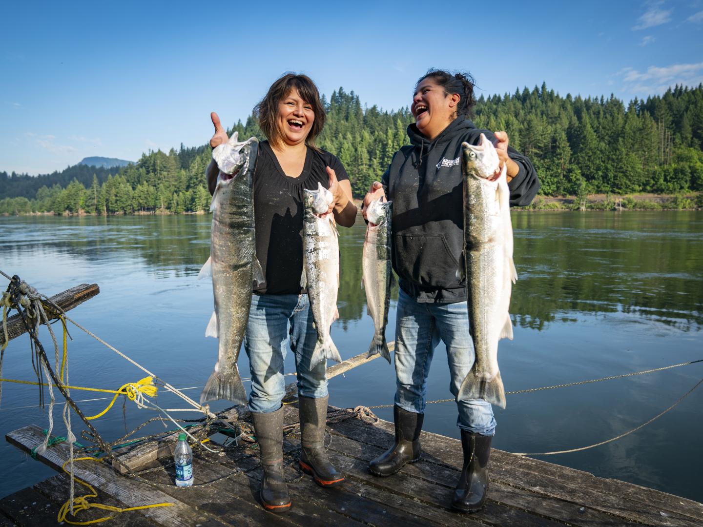 在俄勒冈州喀斯喀特洛克斯镇附近钓三文鱼
