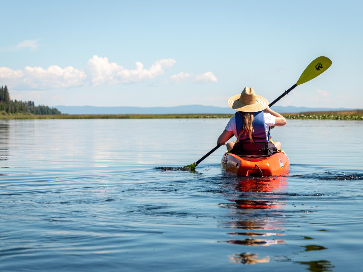 艳阳高照的俄勒冈州克拉马斯福尔斯泛舟之旅