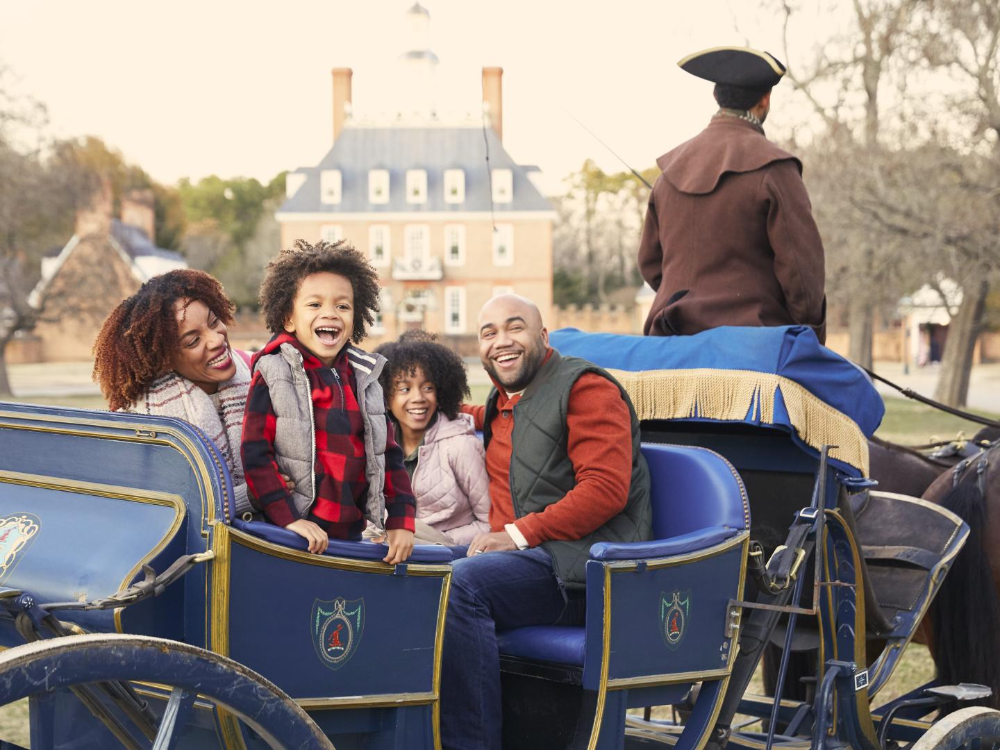 一家人在弗吉尼亚州威廉斯堡乘坐马车游览当地殖民风貌 一家人在弗吉尼亚州威廉斯堡乘坐马车游览当地殖民风貌