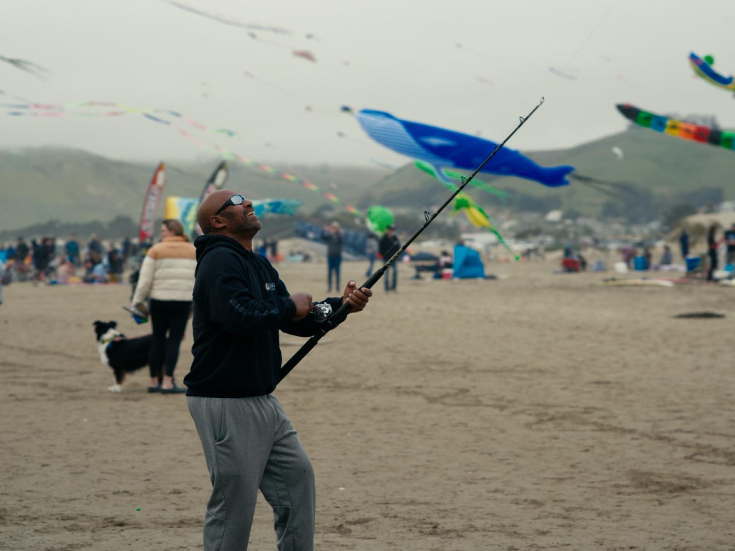 《小城大事》(Small Town, Big Story) 剧照展现了加利福尼亚州的风筝节上一名男子在莫罗湾放风筝的场景