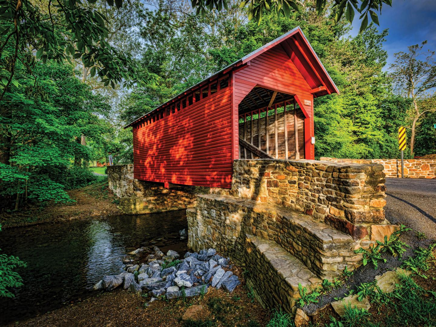马里兰州瑟蒙特附近 Roddy Road Covered Bridge 廊桥周边的田园风光 马里兰州瑟蒙特附近 Roddy Road Covered Bridge 廊桥周边的田园风光